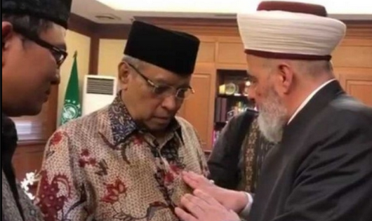 Kiai Said Aqil Siroj bersama Rektor Muassasah Al-Fath, Wujdah, Maroko, Syeikh Ahmad Yakhluf, di Jakarta. (foto: ist)