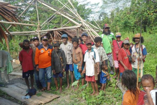 Para warga pedalaman yang dilanda krisis pangan, Rabu, 25 Juli 2018 menerima bantuan dari Kemensos. 