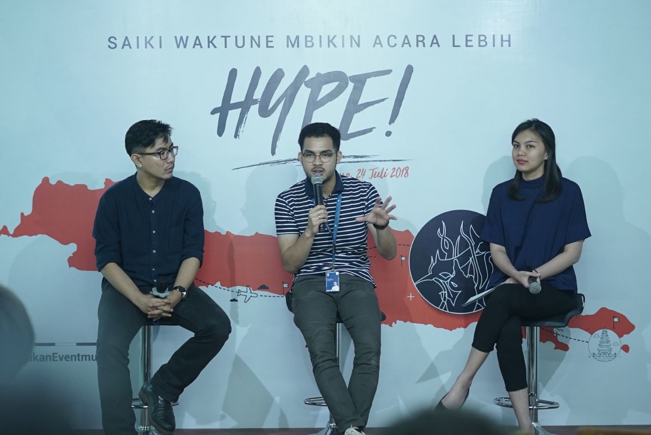 Rama Adrian, VP Consumer Solutions LOKET (tengah) ketika memperkenalkan platform digital bagi event creator dengan Loket.com. (Dok)