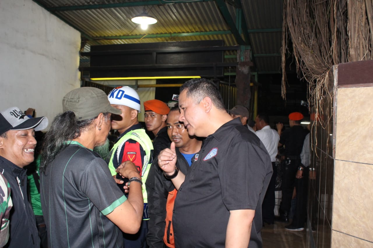 Bonek sambut kedatangan Bobotoh dan Viking di Stasiun Gubeng Surabaya, Rabu 25 Juli 2018. (foto: hrs/ngopibareng)