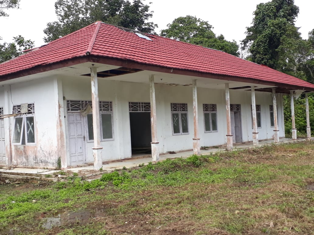 Gedung Puskesmas di Distrik Nikiwar Kabupaten Teluk Wondama rusak berat. Pemerintah kabupaten dan Provinsi Papua Barat saling menyalahkan. (Foto: Antara)
