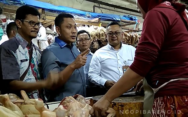 Ketua KPPU Surabaya bersama Dinas Peternakan dan Direskrim Satgas Pangan Polda Jatim saat lakukan survei daging ayam di Pasar Wonokromo Surabaya, Kamis 26 Juli 2018. (Foto: Haris/ngopibareng)