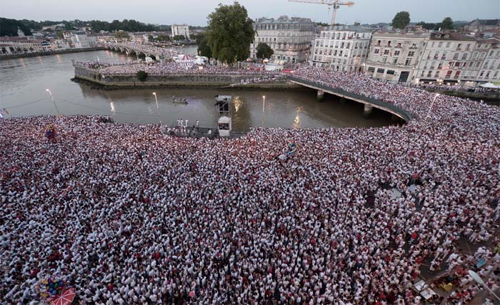 Puluhan ribu massa berkumpul di depan Balai Kota Bayonne, saat upacara pembukaan Fetes de Bayonne hari Rabu 25 Juli 2018 kemarin. (foto: iroz gaizka/afp) 