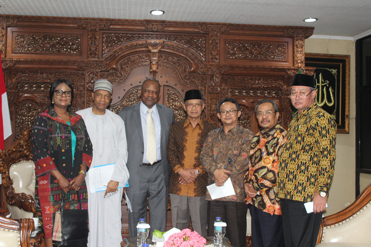 BERSAMA: Duta Besar Nigeria untuk Republik Indonesia Hakeem Toyin Balogun bersama jajaran PP Muhammadiyah. (foto: ist)