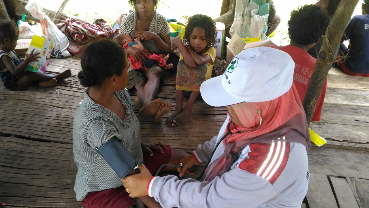 Petugas memeriksa kesehatan warga suku Mausu Ane. Foto : istimewa