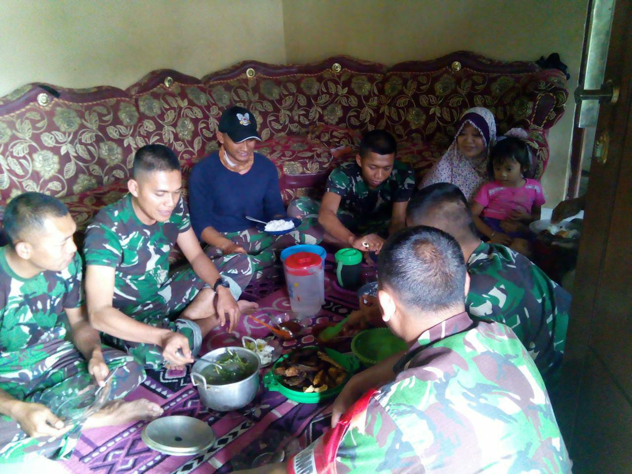 Suasana Makan Bareng, Satgas TMMD Ke-102 Di Rumah Sekdes Jembul, Kamis (26/07/2018)