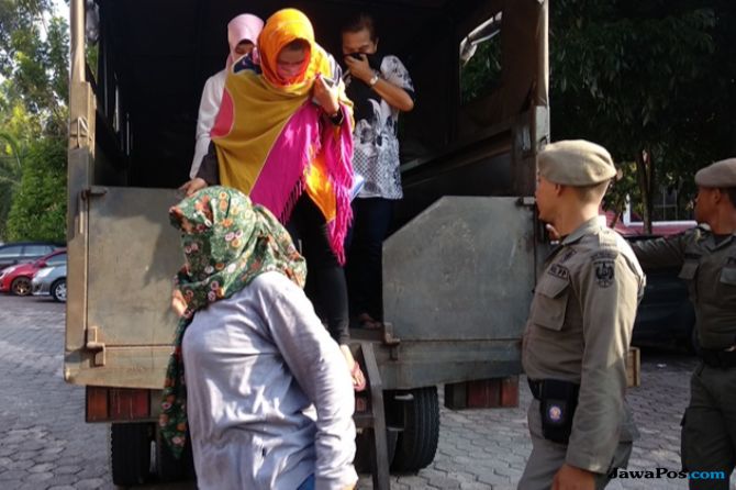 50 terapis perempuan yang diduga bekerja di panti pijat plus-plus diamankan Satpol PP Pekanbaru, Kamis 26 Juli . (Foto: Istimewa)