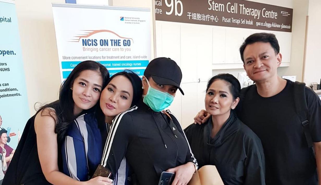 Denada mendapat kunjungan dari sahabatnya, Hedy Yunus, Vina Panduwinata, Dewi Gita dan Gracia Indri. foto: IG/denadaindonesia/hedy_yunus.