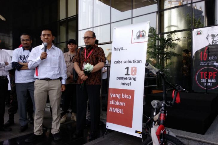 Penyidik senior KPK Novel Baswedan kembali bekerja di kantornya di gedung KPK Jakarta pada Jumat 27 Juli 2018. (Foto: Antara)