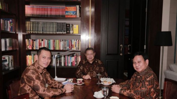   Ketua Umum Partai Gerindra Prabowo Subianto bertemu Ketua Umum Partai Demokrat Susilo Bambang Yudhoyono beserta Komandan Satuan Tugas Bersama (Kogasma) Agus Harimurti Yudhoyono (AHY), Selasa (24/7/2018), di rumah SBY, Kuningan, Jakarta Selatan.(Foto: Dokumen Partai Demokrat) 