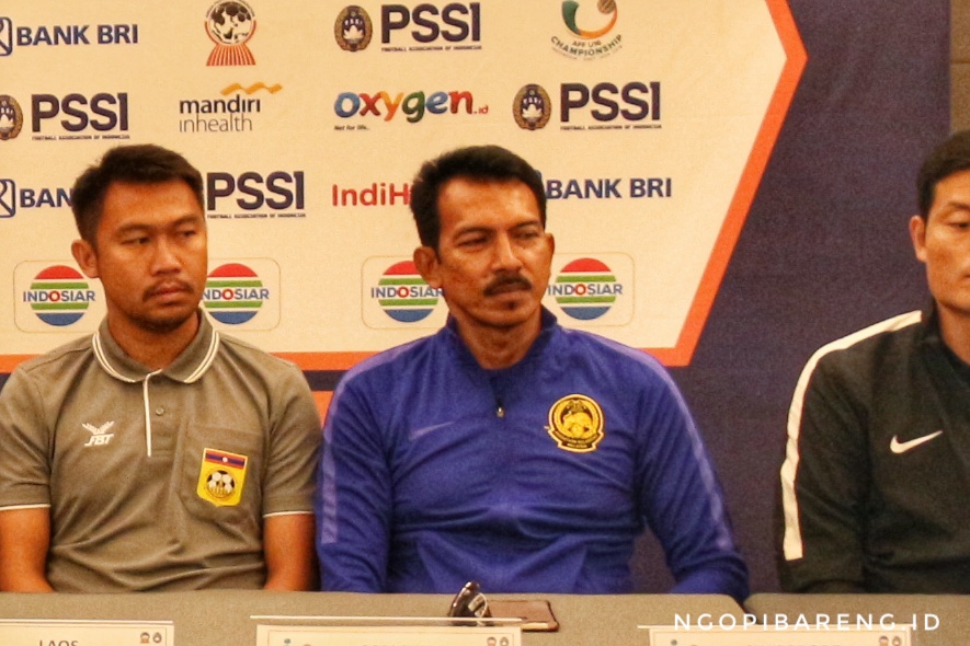 Pelatih Timnas Malaysia, Raja Azlan Shah (biru). (foto: hrs/ngopibareng)