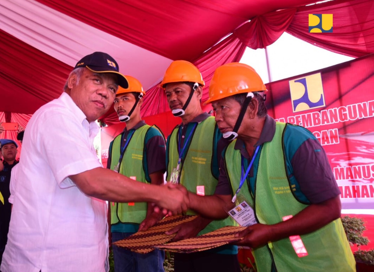 Menteri Pekerjaan Umum dan Perumahan Rakyat (PUPR) Basuki Hadimuljono menyerahkan sertifikat pekerja konstruksi kepada 32 narapidana Lembaga Pemasyarakatan (LP) Nusakambangan. (foto: Dok. PUPR) 