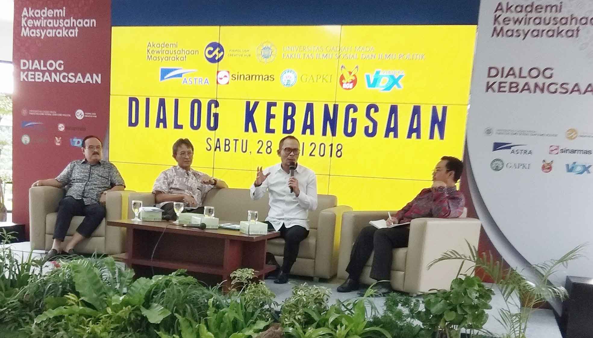 Menteri Tenaga Kerja M Hanif Dhakiri saat berbicara pada Dialog Kebudayaan di Fisipol UGM. (Foto: Erwan Widyarto)