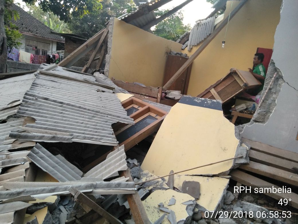 Rumah ambruk akibat gempa yang mengguncang NTB. Foto : BNPB