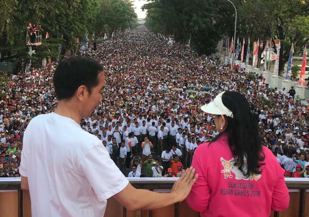 Presiden Jokowi dan Ibu Negara Iriana Jokowi, saat jalan sehat di Makassar, Sulawesi Selatan, Minggu 29 Juli 2018. (foto: Biro Pers Setpres) 
