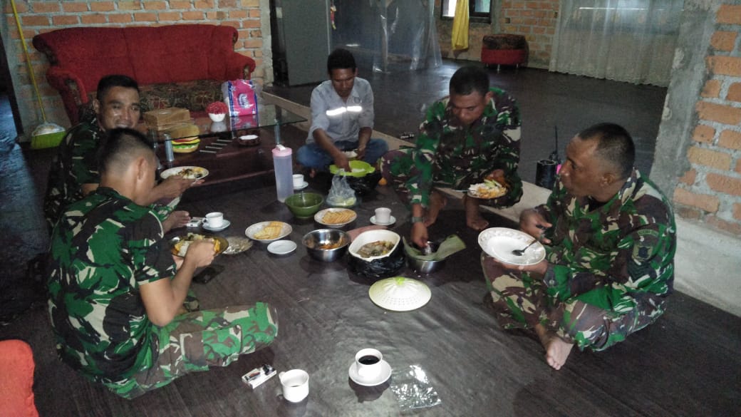 Prajurit TNI yang tergabung dalam Satgas TMMD ke-102 Kodim 0908/Bontang membaur dengan dengan tinggal di rumah warga selama TMMD 
