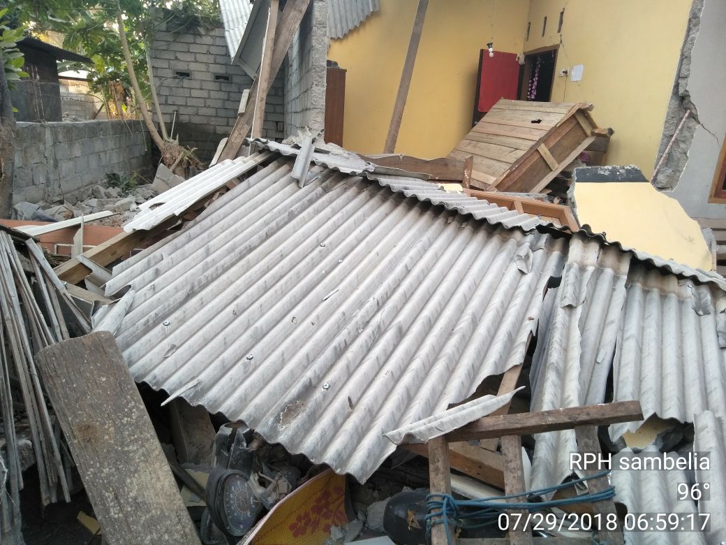 Rumah ambruk akibat gempa yang terjadi di NTB (29/7). Foto : BNPB