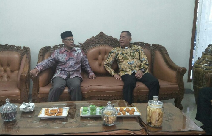 SAMBANG: Menteri Pertahanan Negara, Ryamizard Ryacudu, bersilaturahim ke kediaman Ketua Umum Pimpinan Pusat Muhammadiyah, Haedar Nashir. (foto: ist)