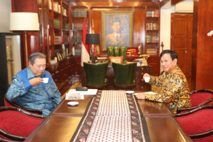 Ketua Umum DPP Partai Demokrat Susilo Bambang Yudhoyono menikmati Kopi 08 yang disajikan Ketua Umum Partai Gerindra Prabowo, saat keduanya bertemu di rumah Prabowo, Jalan Kertanegara IV, Jakarta, Senin, pukul 10.00 WIB. (Foto: DPP Partai Gerindra)