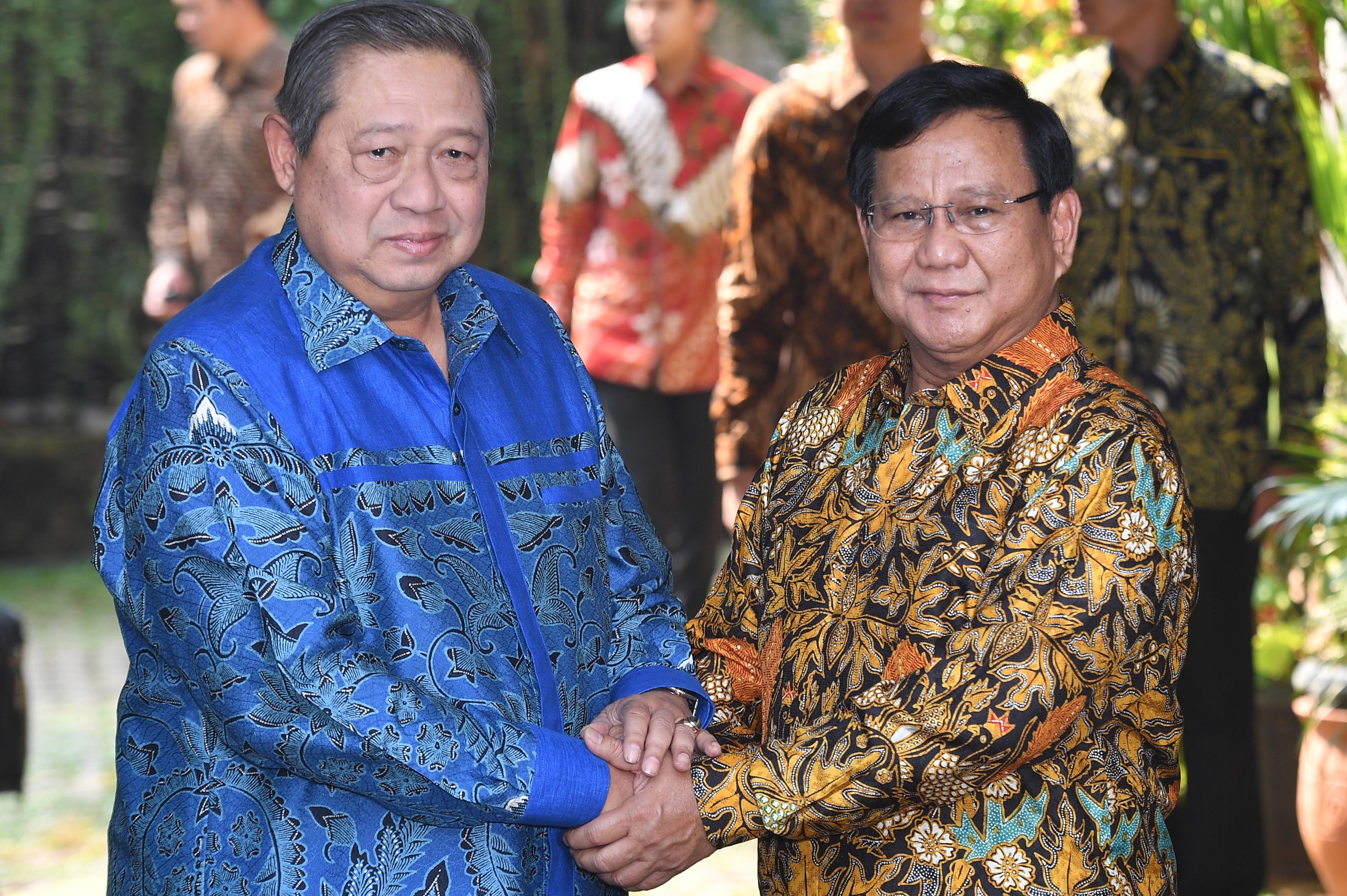 Susilo Bambang Yudhoyono disambut Prabowo di rumahnya Jalan Kertanegara, Jakarta Selatan (30/7). Foto : Antara/Sigid Kurniawan