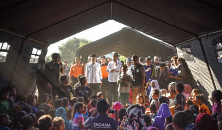Presiden Joko Widodo (tengah) didampingi Gubernur NTB TGB Zainul Majdi (kedua kiri) berdialog dengan anak-anak korban gempa di Desa Madayin, Kecamatan Sambelia, Selong, Lombok Timur, NTB, Senin 30 Juli 2018. Presiden Jokowi mengatakan pemerintah akan memberikan bantuan untuk perbaikan Rp50 juta per rumah korban gempa yang mengalami kerusakan.  (Foto: Antara)