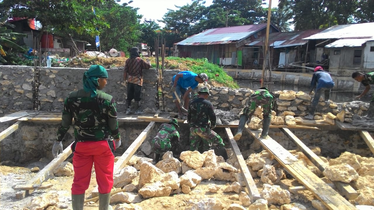 BERPARTISIPASI: Di akhir pekan, umumnya masyarakat di sekitar lokasi pembangunan fisik TMMD ikut bergotong royong bersama TNI membangun turap.   