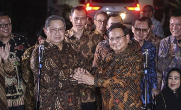 Ketua Umum Partai Demokrat Susilo Bambang Yudhoyono (kiri) berjabat tangan dengan Ketua Umum Partai Gerindra Prabowo Subianto (kanan) seusai melakukan pertemuan tertutup di kawasan Mega Kuningan, Jakarta, Selasa 24 Juli 2018. Pertemuan tersebut menyepakati kesamaan visi dan misi sebagai dasar untuk membangun koalisi dalam Pilpres 2019.  (Foto: Antara)