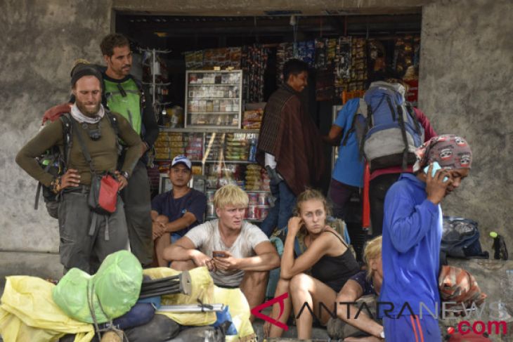 Sejumlah wisatawan pendaki Gunung Rinjani berhasil turun saat terjadi gempa di pintu pendakian Bawaq Nau, Kecamatan Sembalun, Selong, Lombok Timur, NTB, Minggu 29 Juli 2018. Menurut data Taman Nasional Gunung Rinjani (TNGR) saat ini masih terdapat 826 orang baik wisatawan mancanegara maupun wisatawan nusantara yang terjebak dan menunggu arahan untuk bisa turun dengan aman sambil menunggu gempa susulan reda di pos Plawangan Sembalun. (Foto: Antara)