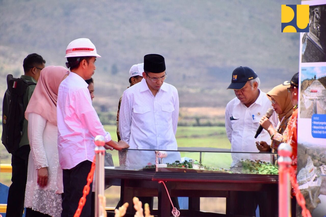 Presiden Jokowi saat tinjau Pembangunan Bendungan Tanju di Kabupaten Dompu, Nusa Tenggara Barat, Senin, 30 Juli 2018. (foto: Dok. PUPR) 