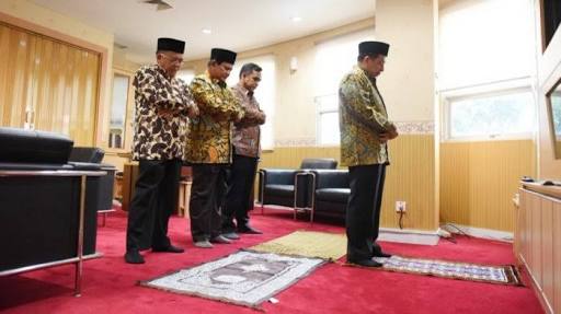 Sholat Ashar para petinggi PKS bersama Prabowo (30/7). Foto : istimewa 