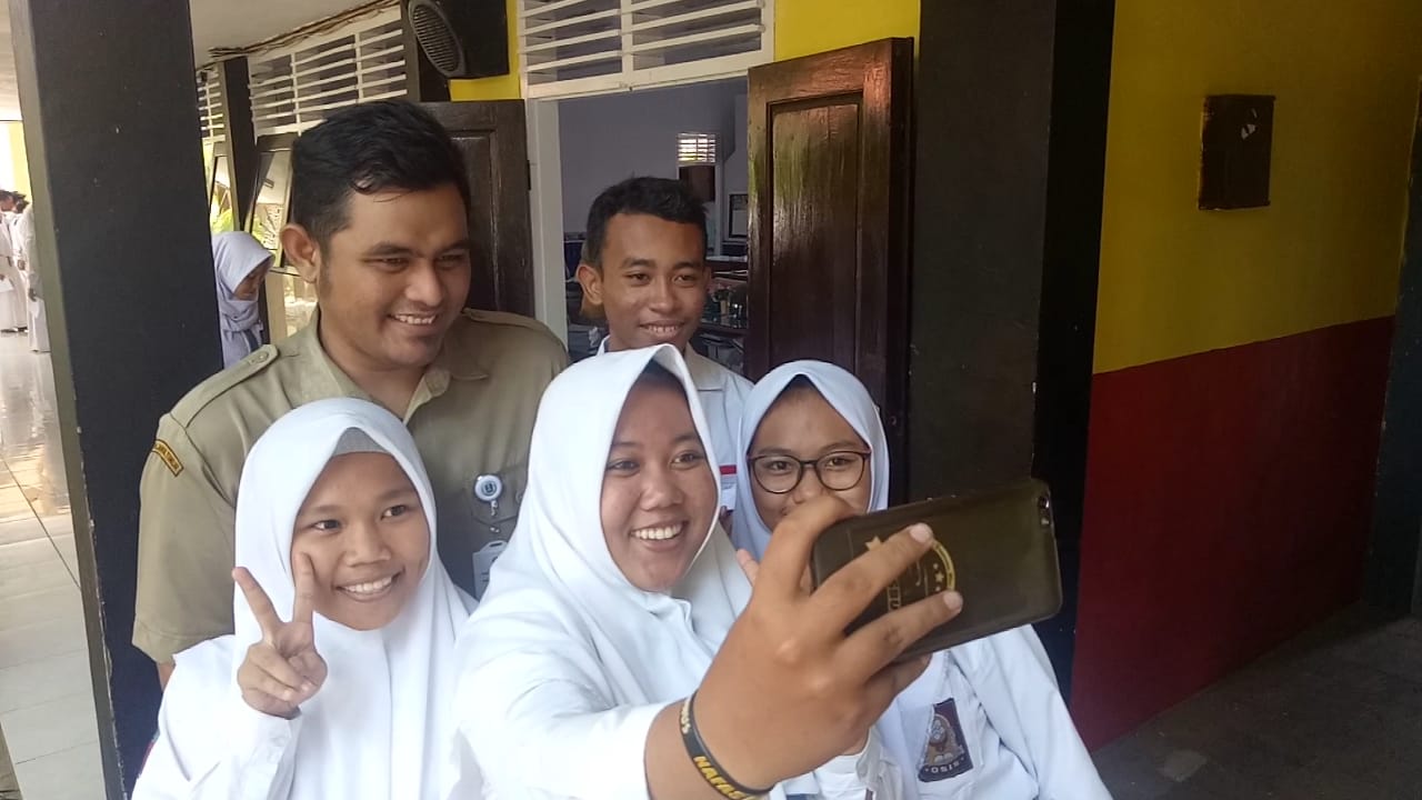 Ganyang Penghalang Demokrasi Pancasila swafoto dengan muridnya di SMAN 3 Kota Pasuruan.