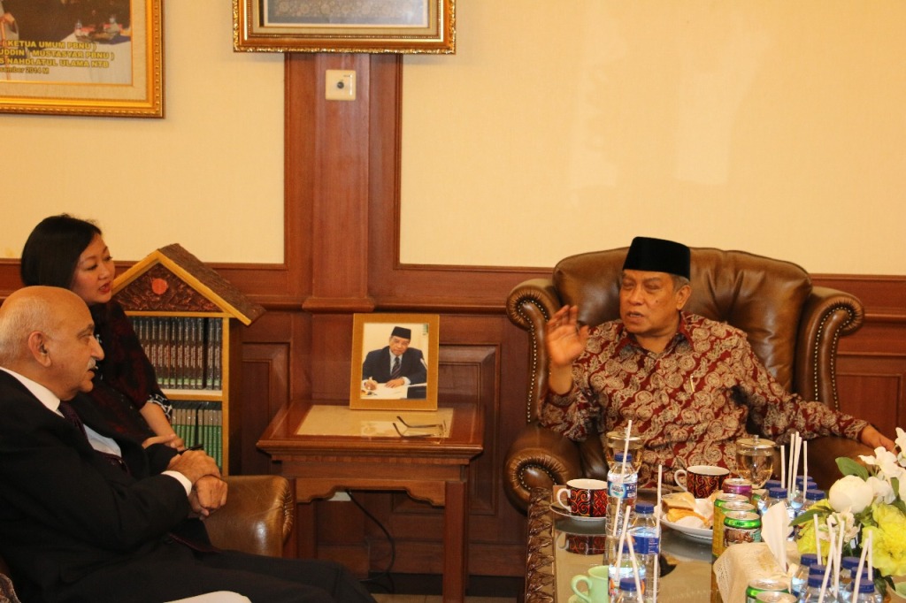 DI PBNU: Kiai Said Aqil Siroj bersama Menteri Negara Urusan Luar Negeri India, MJ Akbar di PBNU Jakarta. (foto: pbnu for ngopibareng.id) 