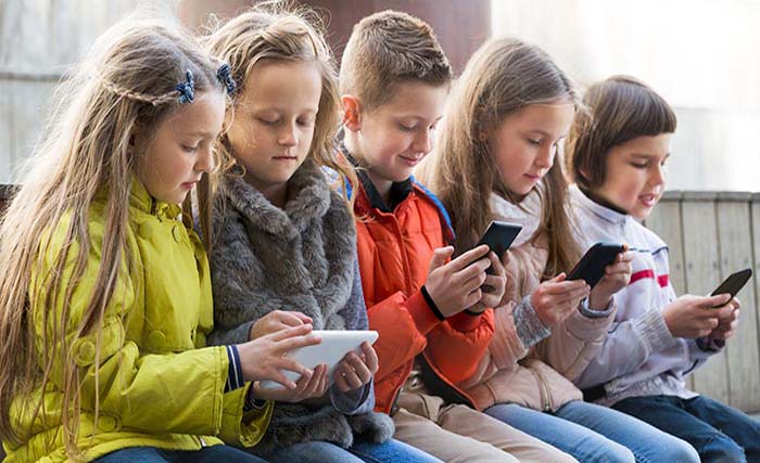 Ilustrasi, anak-anak di sekolah Prancis aktif menggunakan smartphone. (foto: dok. ashley ) 