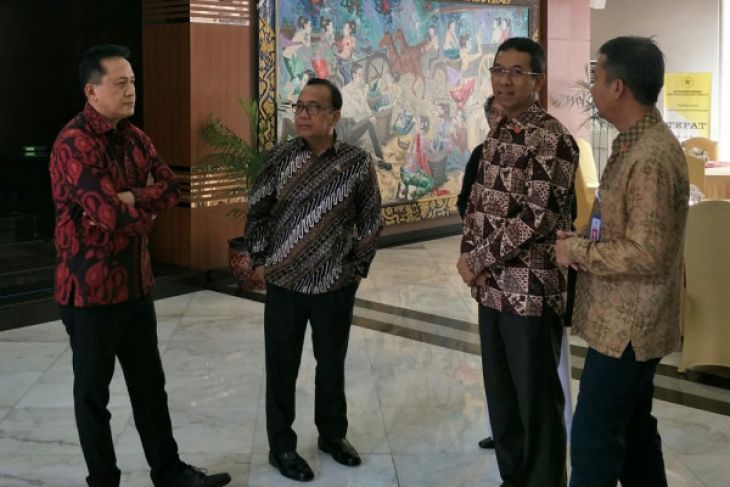 Mensesneg Pratikno (kedua dari kiri) sesaat sebelum konferensi pers mengenai penyelenggaraan Pameran Seni Koleksi Istana Kepresidenan di Gedung Utama Kemensetneg Jakarta, Selasa (31/7/2018). (Foto: Antara) 