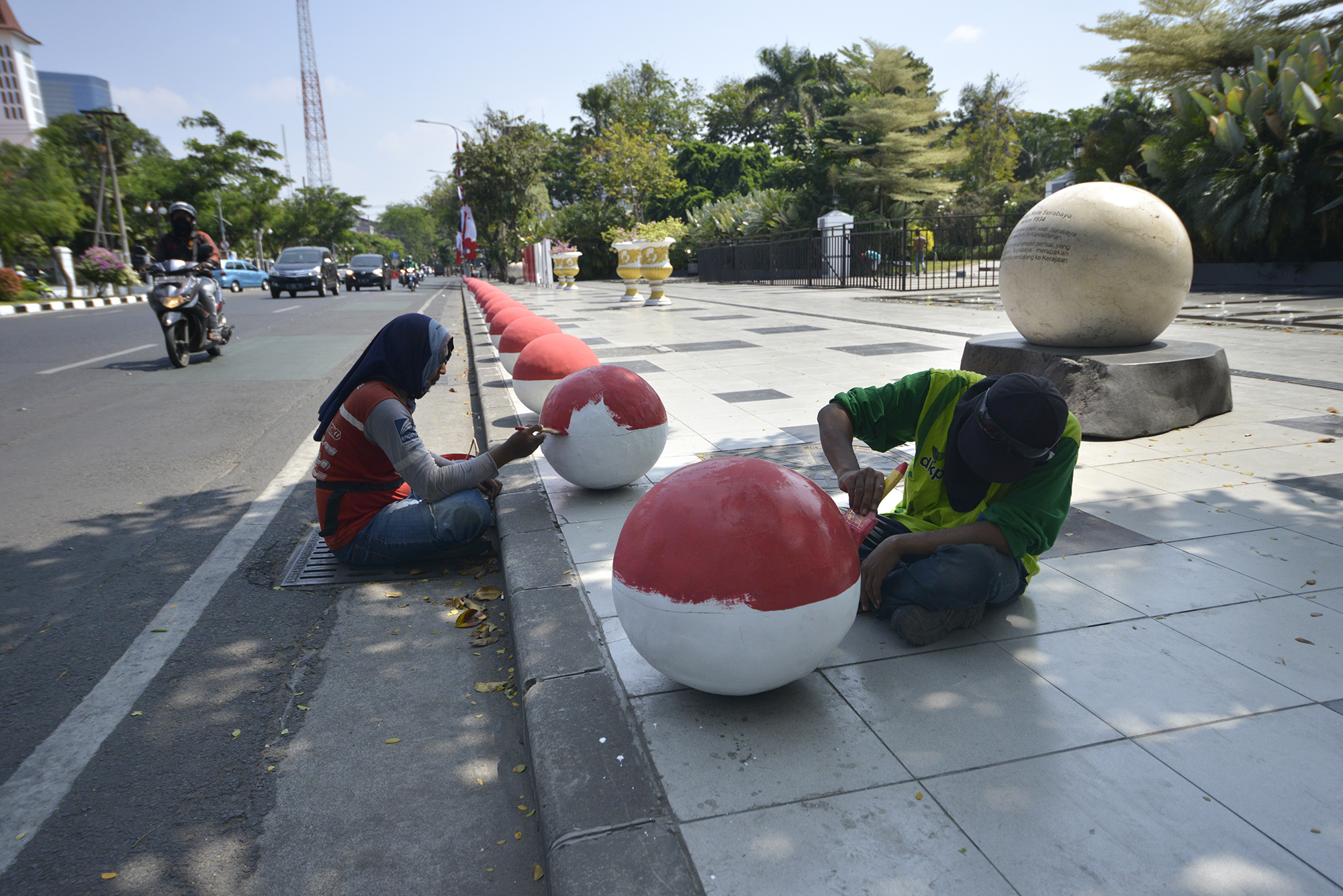 Bola-bola beton di Surabaya, dicat merah putih nuansa kemerdekaan. (foto: Istimewa) 