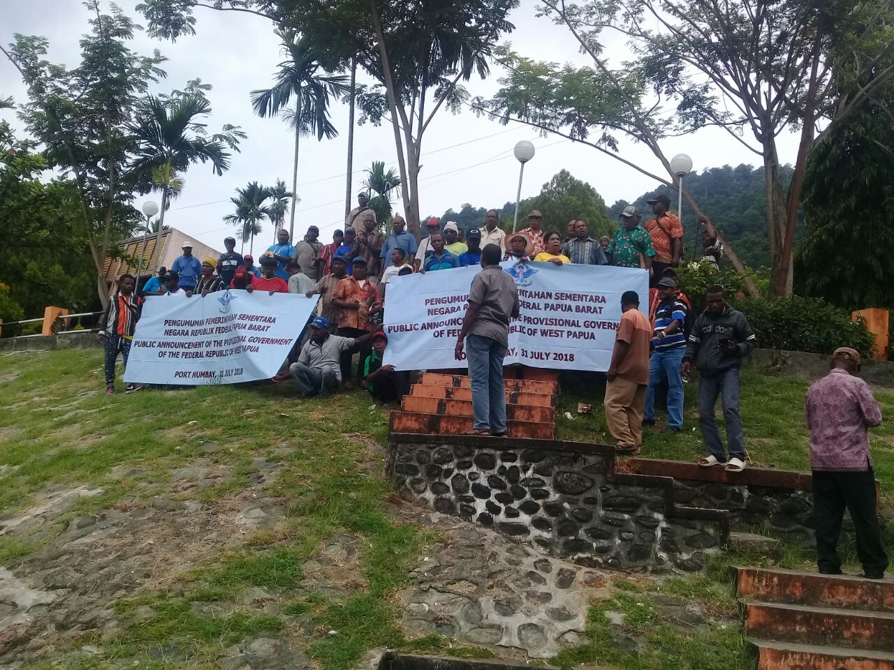 Demonstran bawa spanduk pengumuman pemerintahan sementara Papua. (Foto: Istimewa)