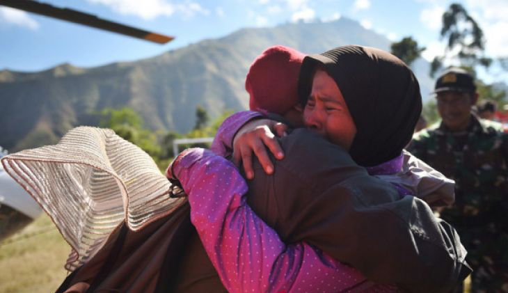 Pendaki Gunung Rinjani yang sempat terjebak longsor akibat gempa bumi, Suharti (kanan), berpelukan dengan adiknya setelah berhasil dievakuasi dan tiba di Lapangan Sembalun, Lombok Timur, NTB, Selasa 31 Juli 2018. (Foto: Antara)