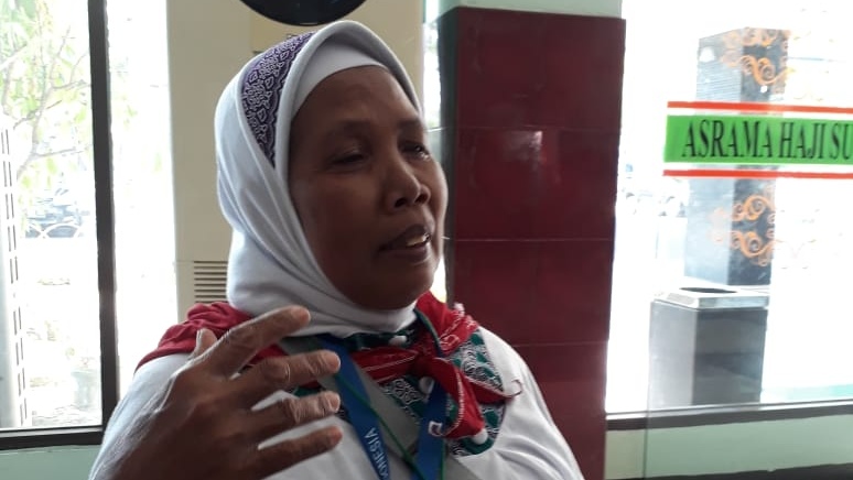 Sariati (57) jamaah haji asal Tuban, saat ditemui di Asrama Haji Embarkasi Surabaya, Selasa, 31 Juli 2018. (foto: farid /ngopibareng.id) 
