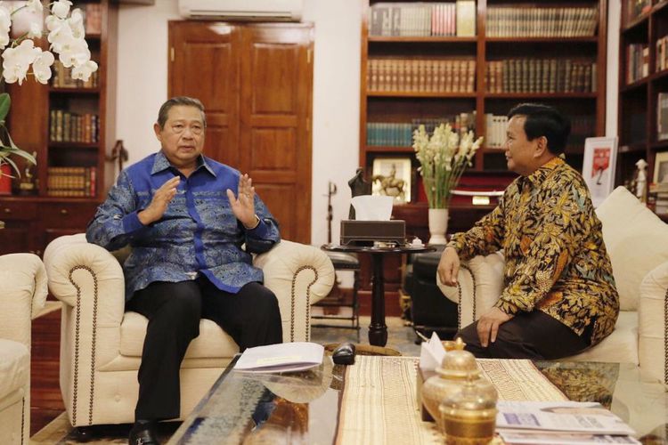 Netizen salah fokus dengan sepatu yang dipakai SBY saat bertemu Prabowo Subianto, Senin 30 Juli 2018.