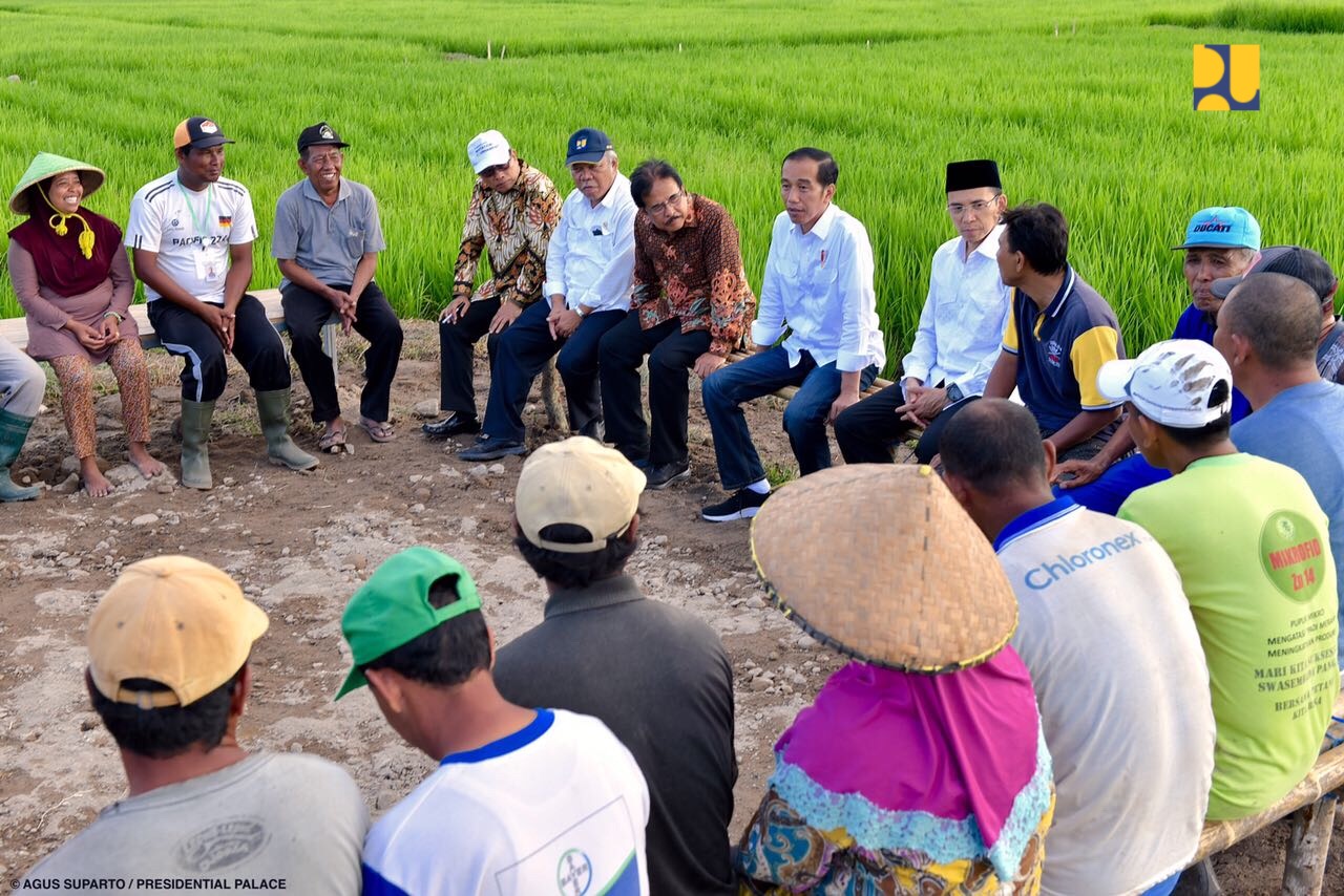 Presiden Joko Widodo (Jokowi) meninjau program Padat Karya Tunai (PKT) irigasi kecil Kementerian PUPR di Desa Pernek, Kecamatan Moyohulu, Kabupaten Sumbawa, Nusa Tenggara Barat, Senin, 30 Juli 2018. (Fot: Dok. PUPR)