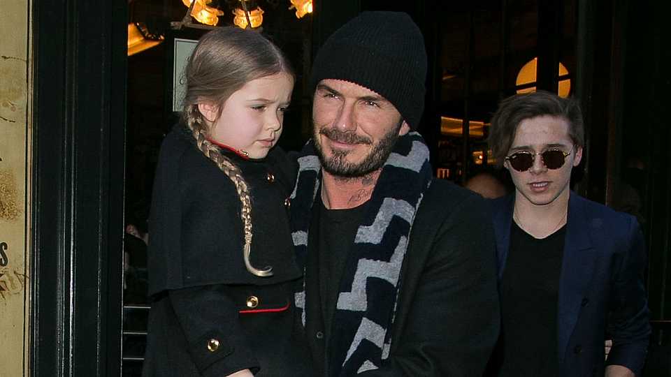 David Beckham menggendong putrinya, anak perempuannya, Harper Seven Beckham.