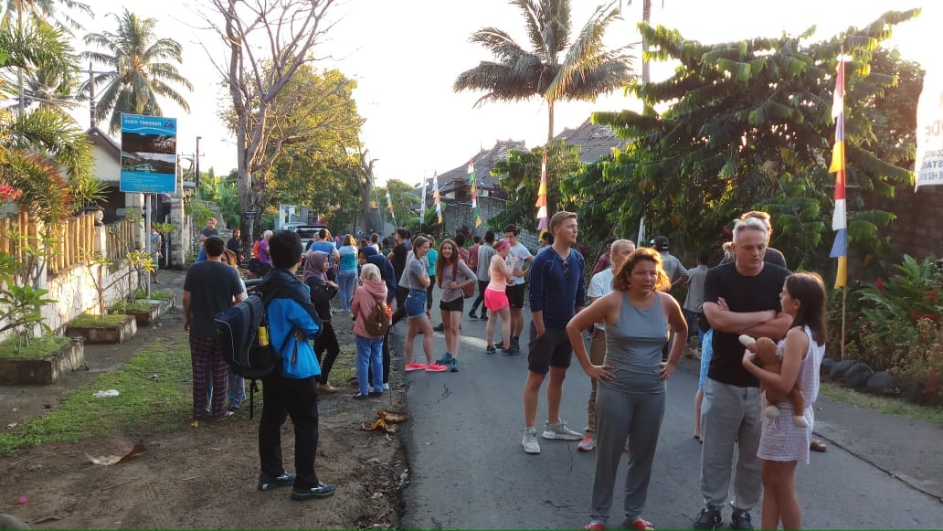 Beberapa turis keluar rumah saat gempa terjadi di Lombok. Foto : BMKG