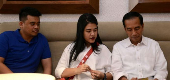 Arsip Presiden Joko Widodo (kanan) memeriksa karcis film "Dilan 1990" didampingi putrinya Kahiyang Ayu (tengah) dan menantunya Bobby Nasution (kiri) di Cinema XXI Senayan City, Jakarta, Minggu (25 Februari  2018. 