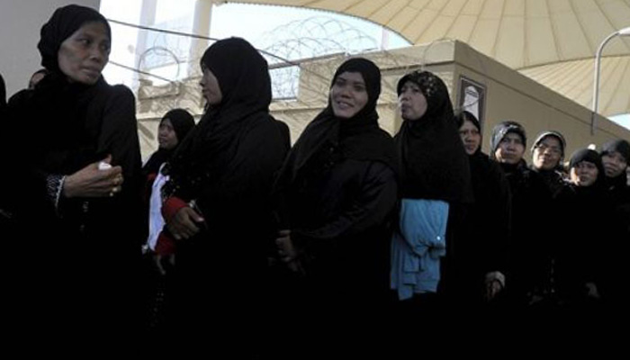 rsip Foto. Pekerja Indonesia yang melanggar izin tinggal di Arab Saudi berbaris di ruang isolasi imigrasi terminal Barat Bandara King Abdul Aziz Jeddah, Arab Saudi, untuk dipulangkan ke Indonesia. (Foto: Antara)