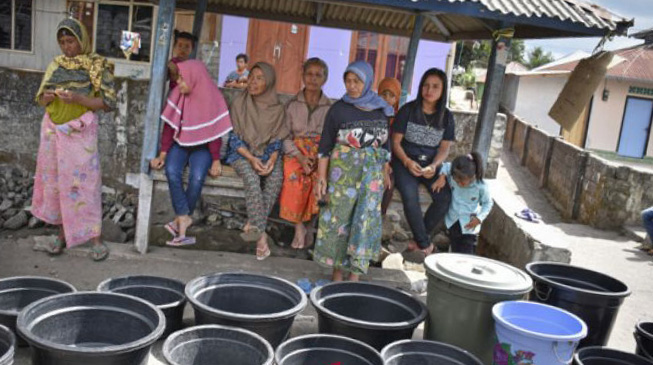 Sejumlah warga korban gempa bumi menunggu suplai air bersih di Dusun Bawaq Nao Desa Sajang, Kecamatan Sembalun, Selong, Lombok Timur, NTB, Selasa 31 Juli 2018. Korban gempa bumi di wilayah tersebut mengaku saat ini masih kekurangan air bersih karena sumber air yang dialirkan melalui pipa terputus akibat gempa. (Foto: Antara)