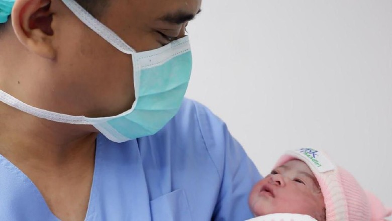 Bobby Nasution menggendong putri pertamanya yang belum diumumkan namanya (dok.pribadi).