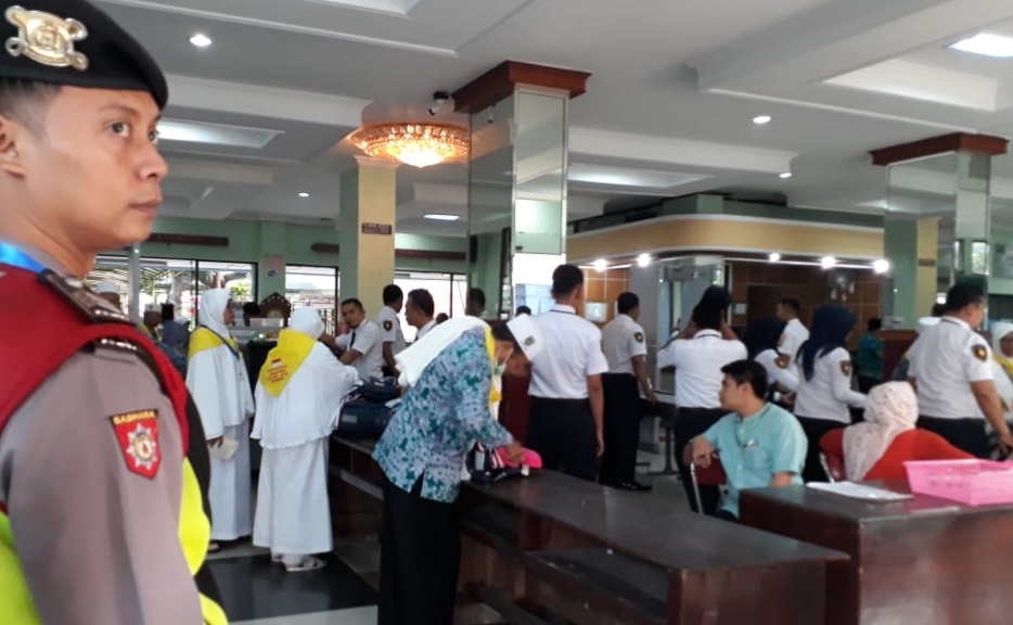 Pemeriksaan tas jamaah di Hall Bir Ali, AHES, Rabu, 1 Agustus 2018. (foto: farid/ngopibareng.id) 