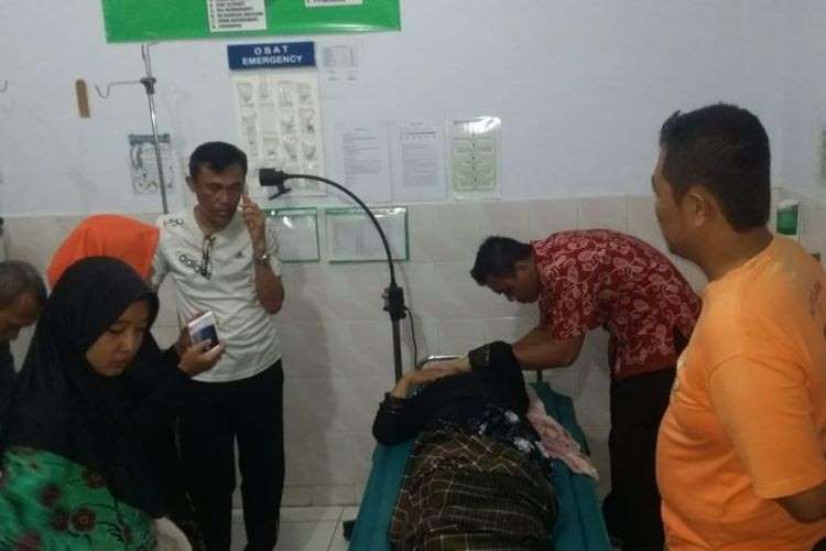 Kades Penataban diperiksa tim medis. (1/8). Foto : Istimewa