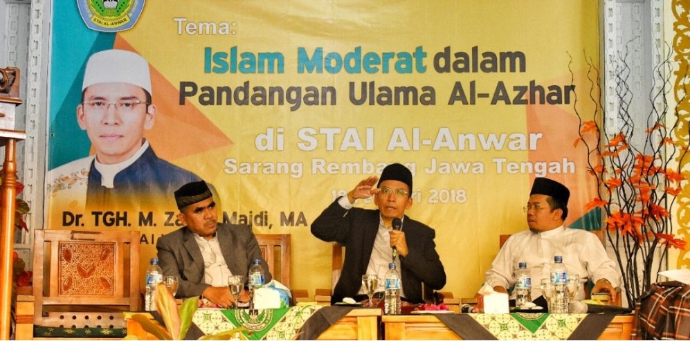 SILATURAHIM:  KH Abdul Ghofur Maimoen saat bersama TGB Zainul Majdi dan Dr. Muchlis Hanafi berkunjung ke STAI Al-Anwar, Sarang, Rembang. (foto: agm for ngopibareng.id)