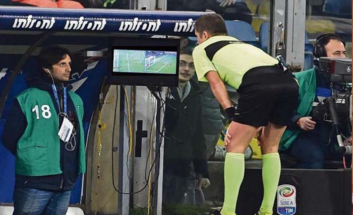 Seorang wasit pada pertandingan di Piala Dunia Rusia lalu sedang memperhatikan  VAR (video assistant referee) untuk memastikan sebelum dia mengambil keputusan. (foto: afp)